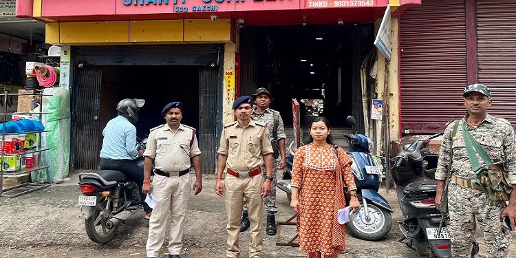 jamshedpur fire enquiry : जमशेदपुर के उपायुक्त के निर्देशानुसार शहरी क्षेत्र के विभिन्न प्रतिष्ठानों में की गई अग्नि सुरक्षा मानकों की सघन जांच, छह टीमों ने अलग-अलग संस्थान व प्रतिष्ठान का किया औचक निरीक्षण jamshedpur fire enquiry : जमशेदपुर के उपायुक्त के निर्देशानुसार शहरी क्षेत्र के विभिन्न प्रतिष्ठानों में की गई अग्नि सुरक्षा मानकों की सघन जांच, छह टीमों ने अलग-अलग संस्थान व प्रतिष्ठान का किया औचक निरीक्षण