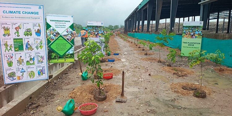 tata steel uisl van mahotsav : टाटा स्टील यूआइएसएल ने मनाया वन महोत्सव, 1,400 से अधिक पौधे लगाए और बांटे गए tata steel uisl van mahotsav : टाटा स्टील यूआइएसएल ने मनाया वन महोत्सव, 1,400 से अधिक पौधे लगाए और बांटे गए