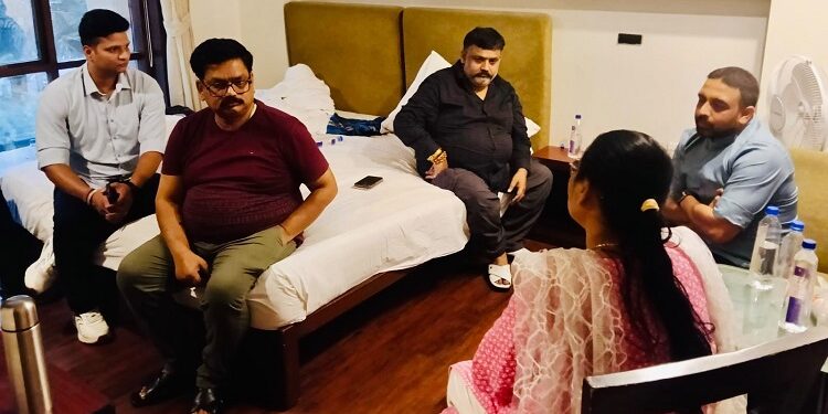 jamshedpur bistupur dd bar inujred : बिष्टुपुर डीडी बार कांड में घायल प्रत्यूष से मिले पूर्व विधायक कुणाल षाडंगी, प्रत्यूष ने देखते ही कुणाल को पहचाना, झारखंड पुलिस की दी गयी सुरक्षा