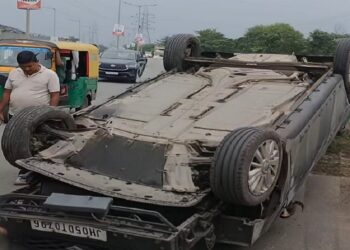 Jamshedpur car accident : जमशेदपुर मरीन ड्राइव पर अनियंत्रित कार डिवाइडर से टकराकर पलटी, कार में सवार महिला समेत तीन लोग बाल-बाल बचे