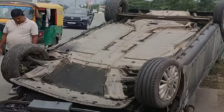 Jamshedpur car accident : जमशेदपुर मरीन ड्राइव पर अनियंत्रित कार डिवाइडर से टकराकर पलटी, कार में सवार महिला समेत तीन लोग बाल-बाल बचे