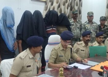 West singhbhum 5 arrested with brown sugar : चक्रधरपुर में 75 पुड़िया ब्राउन शुगर के साथ पांच धंधेबाज पकड़ाए, गुप्त सूचना के आधार पर चक्रधरपुर पुलिसल ने की कार्रवाई West singhbhum 5 arrested with brown sugar : चक्रधरपुर में 75 पुड़िया ब्राउन शुगर के साथ पांच धंधेबाज पकड़ाए, गुप्त सूचना के आधार पर चक्रधरपुर पुलिसल ने की कार्रवाई