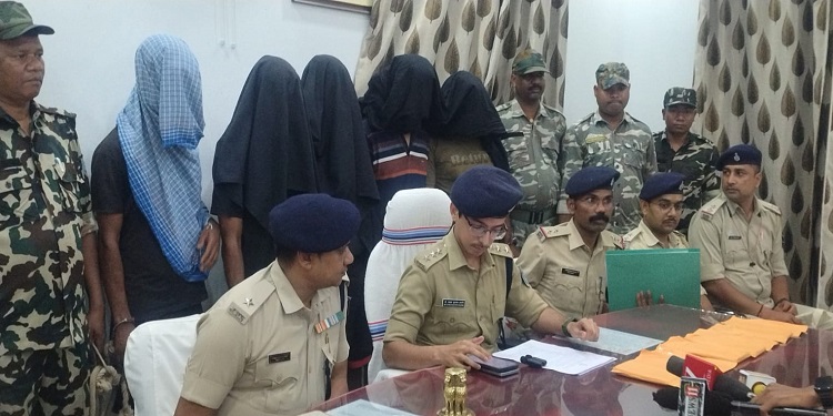 West singhbhum 5 arrested with brown sugar : चक्रधरपुर में 75 पुड़िया ब्राउन शुगर के साथ पांच धंधेबाज पकड़ाए, गुप्त सूचना के आधार पर चक्रधरपुर पुलिसल ने की कार्रवाई West singhbhum 5 arrested with brown sugar : चक्रधरपुर में 75 पुड़िया ब्राउन शुगर के साथ पांच धंधेबाज पकड़ाए, गुप्त सूचना के आधार पर चक्रधरपुर पुलिसल ने की कार्रवाई