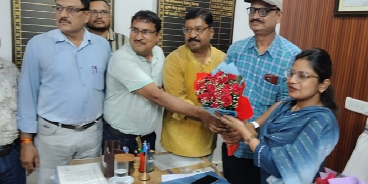 jamshedpur teachers : झारखंड प्राथमिक शिक्षक संघ ने की जमशेदपुर के डीइओ से मुलाकात, रखीं समस्याएं