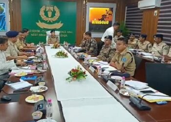 West singhbhum dgp review meeting : सारंडा क्षेत्र में नक्सलियों और ब्राउन शुगर नेटवर्क पर निर्णायक प्रहार जल्द, डीजीपी ने चाईबासा में कोल्हान के वरीय पुलिस अधिकारियों के साथ बैठक West singhbhum dgp review meeting : सारंडा क्षेत्र में नक्सलियों और ब्राउन शुगर नेटवर्क पर निर्णायक प्रहार जल्द, डीजीपी ने चाईबासा में कोल्हान के वरीय पुलिस अधिकारियों के साथ बैठक
