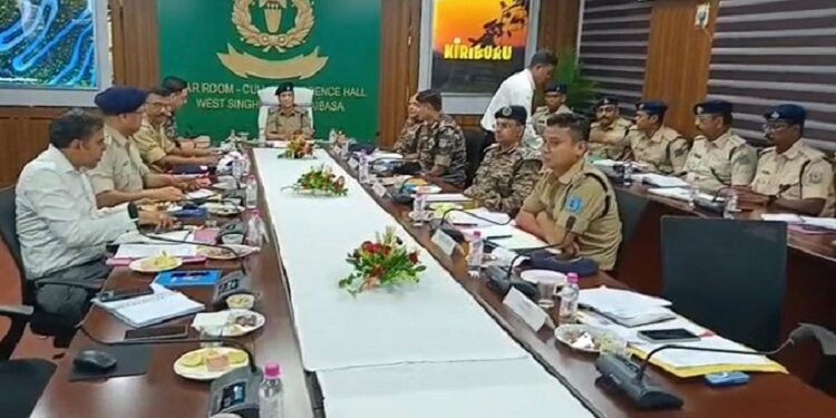 West singhbhum dgp review meeting : सारंडा क्षेत्र में नक्सलियों और ब्राउन शुगर नेटवर्क पर निर्णायक प्रहार जल्द, डीजीपी ने चाईबासा में कोल्हान के वरीय पुलिस अधिकारियों के साथ बैठक
