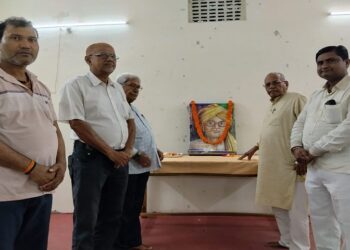 Jamshedpur bhikhari Thakur remembered : सिंहभूम जिला भोजपुरी साहित्य परिषद् ने स्व भिखारी ठाकुर को किया याद, पुण्यतिथि पर आयोजित कार्यक्रम में वक्ताओं ने की उनके नाटकों की चर्चा Jamshedpur bhikhari Thakur remembered : सिंहभूम जिला भोजपुरी साहित्य परिषद् ने स्व भिखारी ठाकुर को किया याद, पुण्यतिथि पर आयोजित कार्यक्रम में वक्ताओं ने की उनके नाटकों की चर्चा