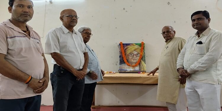 Jamshedpur bhikhari Thakur remembered : सिंहभूम जिला भोजपुरी साहित्य परिषद् ने स्व भिखारी ठाकुर को किया याद, पुण्यतिथि पर आयोजित कार्यक्रम में वक्ताओं ने की उनके नाटकों की चर्चा Jamshedpur bhikhari Thakur remembered : सिंहभूम जिला भोजपुरी साहित्य परिषद् ने स्व भिखारी ठाकुर को किया याद, पुण्यतिथि पर आयोजित कार्यक्रम में वक्ताओं ने की उनके नाटकों की चर्चा