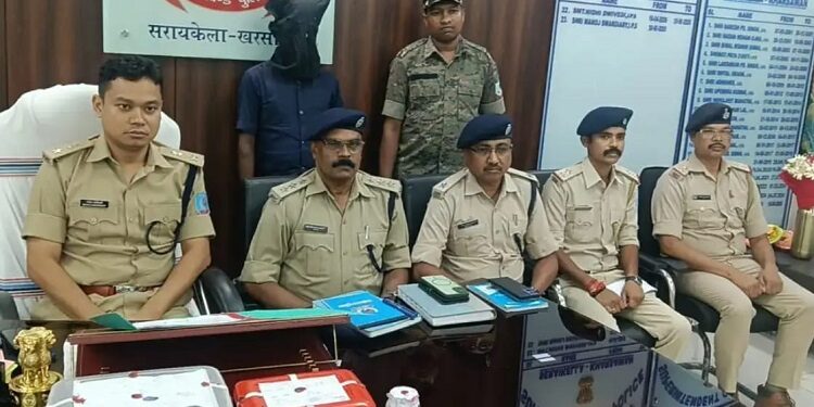 Saraikela one arrested in kapali firing case : सरायकेला पुलिस ने कपाली ओपी क्षेत्र में फायरिंग का किया त्वरित खुलासा, आरोपी गोल्डन गिरफ्तार, देसी पिस्टल भी हुआ बरामद Saraikela one arrested in kapali firing case : सरायकेला पुलिस ने कपाली ओपी क्षेत्र में फायरिंग का किया त्वरित खुलासा, आरोपी गोल्डन गिरफ्तार, देसी पिस्टल भी हुआ बरामद