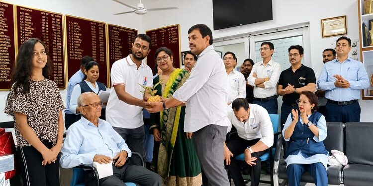 Jamshedpur blood donation : सीपीएस एवं ट्रिम फैक्ट्री के संयुक्त रक्तदान शिविर आयोजित, शिविर में में 244 यूनिट रक्त संग्रहित Jamshedpur blood donation : सीपीएस एवं ट्रिम फैक्ट्री के संयुक्त रक्तदान शिविर आयोजित, शिविर में में 244 यूनिट रक्त संग्रहित