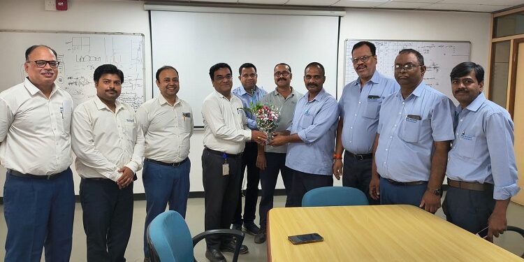 Jamshedpur tata motors gm felicitated : टाटा मोटर्स इंजन डिवीजन में महाप्रबंधक नितिन कंवाडे का अभिनंदन, प्रबंधन व यूनियन अधिकारियों ने नई जिम्मेदारी के लिए दीं शुभकामनाएं Jamshedpur tata motors gm felicitated : टाटा मोटर्स इंजन डिवीजन में महाप्रबंधक नितिन कंवाडे का अभिनंदन, प्रबंधन व यूनियन अधिकारियों ने नई जिम्मेदारी के लिए दीं शुभकामनाएं
