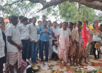 Jamshedpur rural khodi pahadi puja : चाकुलिया के खोड़ी पहाड़ी पहाड़ पूजा में उमड़ा जनसैलाब, विधायक समीर मोहंती भी पूजा में हुए शामिल