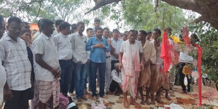 Jamshedpur rural khodi pahadi puja : चाकुलिया के खोड़ी पहाड़ी पहाड़ पूजा में उमड़ा जनसैलाब, विधायक समीर मोहंती भी पूजा में हुए शामिल