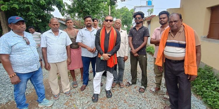 Jamshedpur rural road demand : राखामाइंस स्टेशन की अधूरी सड़क का काम पूरा कराने की मांग, भाजपा नेता ने मांग पूरी नहीं होने पर दी आंदोलन की चेतावनी Jamshedpur rural road demand : राखामाइंस स्टेशन की अधूरी सड़क का काम पूरा कराने की मांग, भाजपा नेता ने मांग पूरी नहीं होने पर दी आंदोलन की चेतावनी