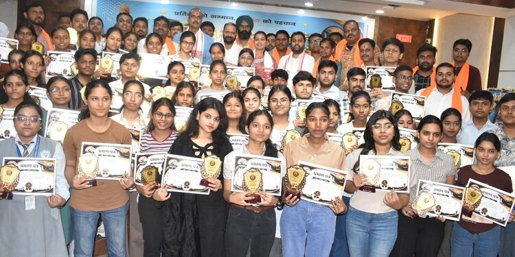 Jamshedpur voice of Jamshedpur : वॉयस ऑफ जमशेदपुर के समारोह में शहर के मेधावी छात्र-छात्राएं सम्मानित, चैंबर भवन में आयोजित समारोह में विधायक पूर्णिमा साहू रहीं मुख्य अतिथि Jamshedpur voice of Jamshedpur : वॉयस ऑफ जमशेदपुर के समारोह में शहर के मेधावी छात्र-छात्राएं सम्मानित, चैंबर भवन में आयोजित समारोह में विधायक पूर्णिमा साहू रहीं मुख्य अतिथि
