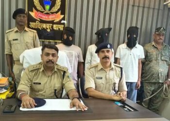 Adityapur online betting racket busted : आदित्यपुर में बड़े ऑनलाइन बेटिंग रैकेट का खुलासा, पुलिस ने रैकेट के तीन लोगों को किया गिरफ्तार, 33 मोबाइल, राउटर, लैपटॉप व कई सामान जब्त