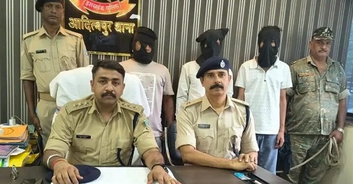 Adityapur online betting racket busted : आदित्यपुर में बड़े ऑनलाइन बेटिंग रैकेट का खुलासा, पुलिस ने रैकेट के तीन लोगों को किया गिरफ्तार, 33 मोबाइल, राउटर, लैपटॉप व कई सामान जब्त Adityapur online betting racket busted : आदित्यपुर में बड़े ऑनलाइन बेटिंग रैकेट का खुलासा, पुलिस ने रैकेट के तीन लोगों को किया गिरफ्तार, 33 मोबाइल, राउटर, लैपटॉप व कई सामान जब्त