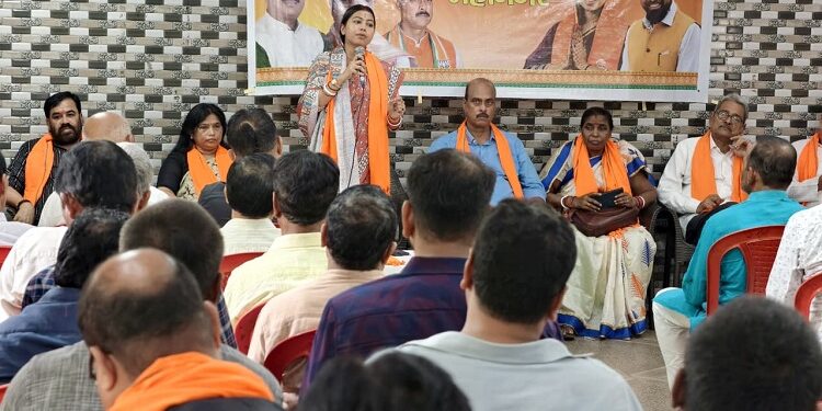 jamshedpur bjp meeting : भाजपा जमशेदपुर महानगर की मासिक संगठनात्मक बैठक हुई संपन्न, बूथ सशक्तीकरण और एसआइआर अभियान पर विशेष जोर