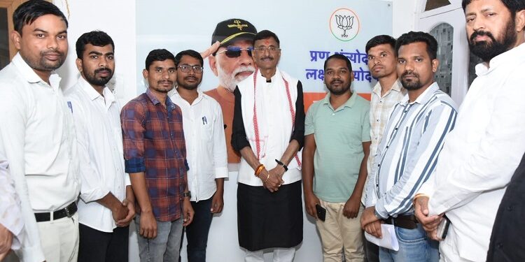 Jharkhand trl students meet state minister of defense  : रक्षा राज्य मंत्री संजय सेठ से मिला टीआरएल के नेट-जेआरएफ उत्तीर्ण छात्रों का दल, जनजातीय भाषा विभाग में पीएचडी की समस्याओं से कराया अवगत