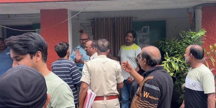 Jamshedpur hungama in restorant : मानगो में पकवान रेस्टोरेंट में बवाल, कैंपा सप्लायर पर हंगामे का आरोप, जांच में जुटी पुलिस Jamshedpur hungama in restorant : मानगो में पकवान रेस्टोरेंट में बवाल, कैंपा सप्लायर पर हंगामे का आरोप, जांच में जुटी पुलिस