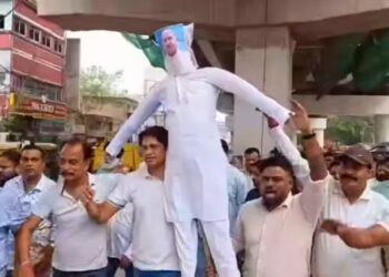 Jamshedpur congress oppose : मानगो वासियों पर टिप्पणी के खिलाफ मानगो चौक पर सरयू राय का पुतला दहन, कांग्रेसी नेताओं ने विधायक के खिलाफ लगाये नारे, टिप्पणी को दुर्भाग्यपूर्ण बताते हुए बताया अस्वीकार्य
