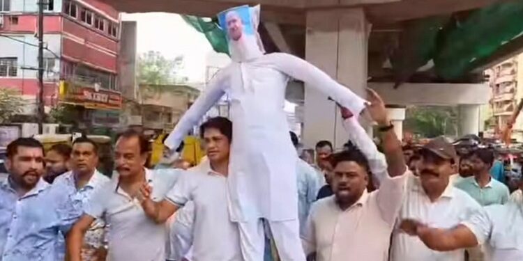 Jamshedpur congress oppose : मानगो वासियों पर टिप्पणी के खिलाफ मानगो चौक पर सरयू राय का पुतला दहन, कांग्रेसी नेताओं ने विधायक के खिलाफ लगाये नारे, टिप्पणी को दुर्भाग्यपूर्ण बताते हुए बताया अस्वीकार्य Jamshedpur congress oppose : मानगो वासियों पर टिप्पणी के खिलाफ मानगो चौक पर सरयू राय का पुतला दहन, कांग्रेसी नेताओं ने विधायक के खिलाफ लगाये नारे, टिप्पणी को दुर्भाग्यपूर्ण बताते हुए बताया अस्वीकार्य
