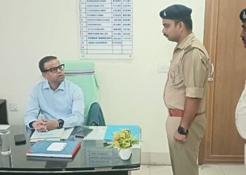 Jamshedpur ssp on surprise inspection : एसएसपी ने किया घाटशिला और गालूडीह थानों का औचक निरीक्षण, अवैध कारोबार पर सख्त कार्रवाई के दिये निर्देश
