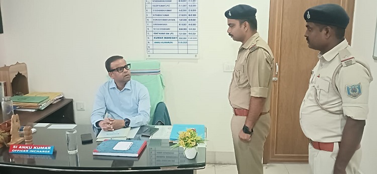 Jamshedpur ssp on surprise inspection : एसएसपी ने किया घाटशिला और गालूडीह थानों का औचक निरीक्षण, अवैध कारोबार पर सख्त कार्रवाई के दिये निर्देश Jamshedpur ssp on surprise inspection : एसएसपी ने किया घाटशिला और गालूडीह थानों का औचक निरीक्षण, अवैध कारोबार पर सख्त कार्रवाई के दिये निर्देश
