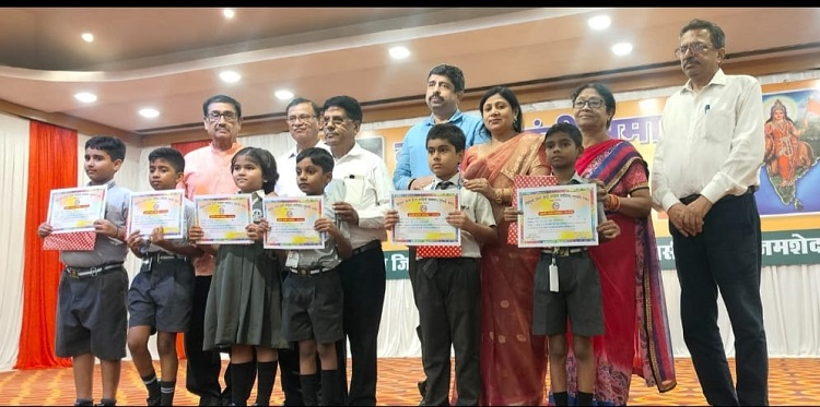 Jamshedpur tulsi bhawan : तुलसी भवन के तुलसी जयंती समारोह के तहत श्री हनुमान चालीसा पाठ प्रतियोगिता आयोजित, दो दिवसीय प्रतियोगिता में 38 स्कूलों के 502 विद्यार्थी हुए शामिल Jamshedpur tulsi bhawan : तुलसी भवन के तुलसी जयंती समारोह के तहत श्री हनुमान चालीसा पाठ प्रतियोगिता आयोजित, दो दिवसीय प्रतियोगिता में 38 स्कूलों के 502 विद्यार्थी हुए शामिल