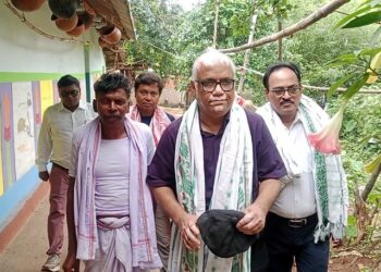 Jamshedpur rural medicinal research : डुमरिया की पारंपरिक औषधीय विरासत पर होगा वैज्ञानिक रिसर्च, आइआइटी मुंबई के पूर्व प्रोफेसर पहुंचे लाखाईडीह गांव, ग्रामीणों से आदिवासी चिकित्सा परंपरा पर की चर्चा Jamshedpur rural medicinal research : डुमरिया की पारंपरिक औषधीय विरासत पर होगा वैज्ञानिक रिसर्च, आइआइटी मुंबई के पूर्व प्रोफेसर पहुंचे लाखाईडीह गांव, ग्रामीणों से आदिवासी चिकित्सा परंपरा पर की चर्चा