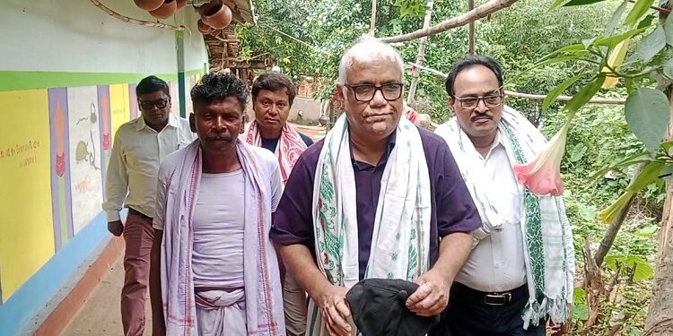 Jamshedpur rural medicinal research : डुमरिया की पारंपरिक औषधीय विरासत पर होगा वैज्ञानिक रिसर्च, आइआइटी मुंबई के पूर्व प्रोफेसर पहुंचे लाखाईडीह गांव, ग्रामीणों से आदिवासी चिकित्सा परंपरा पर की चर्चा