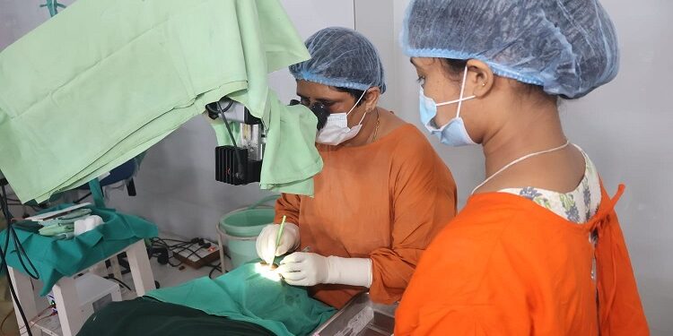 Jamshedpur red cross eye camp : पूर्वी सिंहभूम रेड क्रॉस के शिविर में 31 मरीजों की आंखों का हुआ ऑपरेशन, सोमवार को मरीजों को दवा व चश्मा देकर किया जाएगा विदा