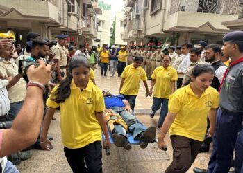 Jamshedpur emergency moc drill : जमशेदपुर में हवाई हमले जैसी आपात स्थितियों से निपटने का हुआ मॉक ड्रिल, नागरिक सुरक्षा से जुड़ी सरकारी-गैर सरकारी एजेंसियों ने संयुक्त रूप से लिया हिस्सा