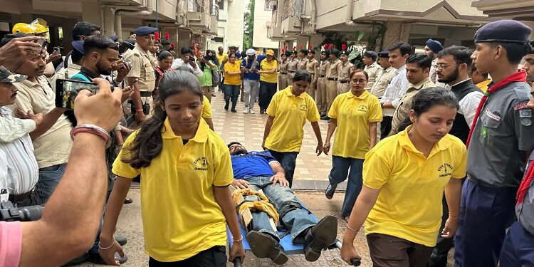 Jamshedpur emergency moc drill : जमशेदपुर में हवाई हमले जैसी आपात स्थितियों से निपटने का हुआ मॉक ड्रिल, नागरिक सुरक्षा से जुड़ी सरकारी-गैर सरकारी एजेंसियों ने संयुक्त रूप से लिया हिस्सा