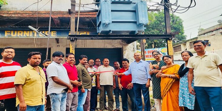 Jamshedpur mla inaugurates new transformer : विधायक मंगल कालिंदी ने किया 200 के वी के नये ट्रांसफॉर्मर का उद्घाटन, परसुडीह मेन रोड में 100 केवी के ट्रांसफॉर्मर में अक्सर होता था पावर कट