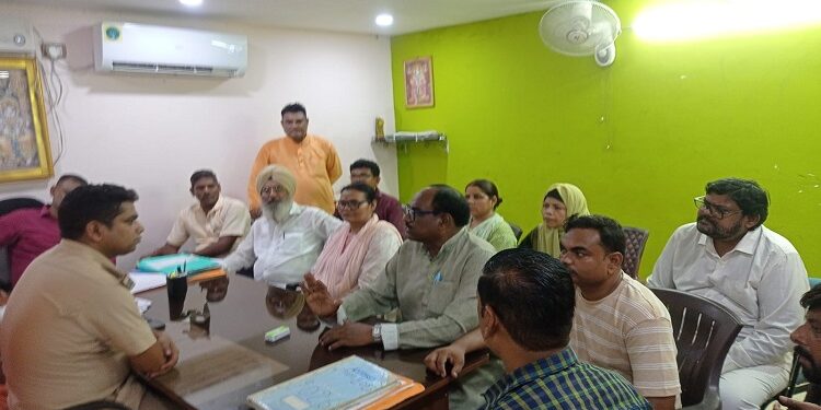 Jamshedpur jdu : मानगो-उलीडीह में एक साथ नौ दुकानों में चोरी से व्यापारियों में दहशत, जदयू ने थानेदार को ज्ञापन सौंप की कार्रवाई की मांग, पीड़ित दुकानदारों से भी मिले जदयू नेता Jamshedpur jdu : मानगो-उलीडीह में एक साथ नौ दुकानों में चोरी से व्यापारियों में दहशत, जदयू ने थानेदार को ज्ञापन सौंप की कार्रवाई की मांग, पीड़ित दुकानदारों से भी मिले जदयू नेता