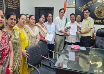 Jamshedpur Protest against the liquor shop : जुगसलाई विंध्यवासिनी कॉलोनी क्षेत्र में शराब दुकान का विरोध हुआ तेज, क्षेत्र वासियों ने डीसी को ज्ञापन सौंप की दुकान बंद कराने की मांग, आसपास दो मंदिर, शिक्षण संस्थान व घनी बस्ती का दिया हवाला   