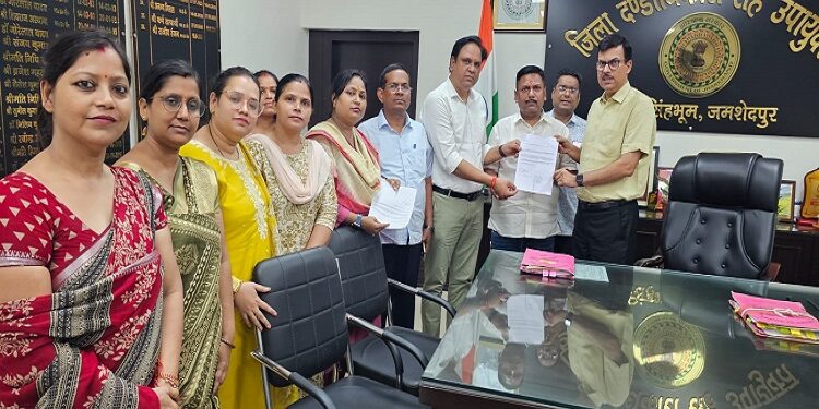 Jamshedpur Protest against the liquor shop : जुगसलाई विंध्यवासिनी कॉलोनी क्षेत्र में शराब दुकान का विरोध हुआ तेज, क्षेत्र वासियों ने डीसी को ज्ञापन सौंप की दुकान बंद कराने की मांग, आसपास दो मंदिर, शिक्षण संस्थान व घनी बस्ती का दिया हवाला Jamshedpur Protest against the liquor shop : जुगसलाई विंध्यवासिनी कॉलोनी क्षेत्र में शराब दुकान का विरोध हुआ तेज, क्षेत्र वासियों ने डीसी को ज्ञापन सौंप की दुकान बंद कराने की मांग, आसपास दो मंदिर, शिक्षण संस्थान व घनी बस्ती का दिया हवाला