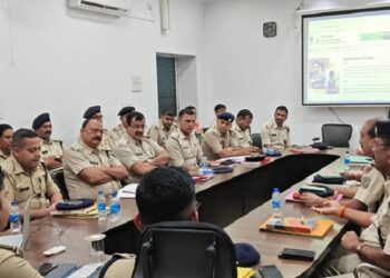 Jamshhedpur city sp crime meeting : जमशेदपुर नगर पुलिस अधीक्षक क्राइम मीटिंग में लंबित मामलों के निष्पादन पर जोर, थाना प्रभारियों को अपराध नियंत्रण पर विशेष ध्यान देने की मिली हिदायत Jamshhedpur city sp crime meeting : जमशेदपुर नगर पुलिस अधीक्षक क्राइम मीटिंग में लंबित मामलों के निष्पादन पर जोर, थाना प्रभारियों को अपराध नियंत्रण पर विशेष ध्यान देने की मिली हिदायत
