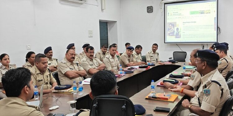 Jamshhedpur city sp crime meeting : जमशेदपुर नगर पुलिस अधीक्षक क्राइम मीटिंग में लंबित मामलों के निष्पादन पर जोर, थाना प्रभारियों को अपराध नियंत्रण पर विशेष ध्यान देने की मिली हिदायत Jamshhedpur city sp crime meeting : जमशेदपुर नगर पुलिस अधीक्षक क्राइम मीटिंग में लंबित मामलों के निष्पादन पर जोर, थाना प्रभारियों को अपराध नियंत्रण पर विशेष ध्यान देने की मिली हिदायत