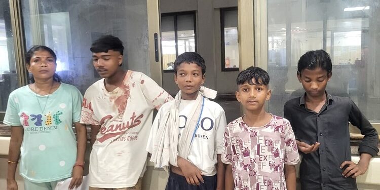Jamshedpur 4 injured drug addicts attack : सीतारामडेरा मुखी बस्ती में नशेड़ियों ने चार किशोरों को हमला कर किया जख्मी, घायल चारों किशोरों को एमजीएम में कराया गया भर्ती