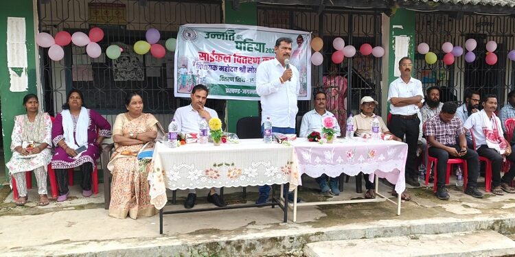 West singhbhum cycle distribution : जगन्नाथपुर प्रखंड में “उन्नति का पहिया” योजना के तहत बच्चों में साइकिलें वितरित, जगन्नाथपुर विधायक सोनाराम सिंकू भी रहे शामिल, बच्चों को शिक्षा हासिल करने की दी हिदायत
