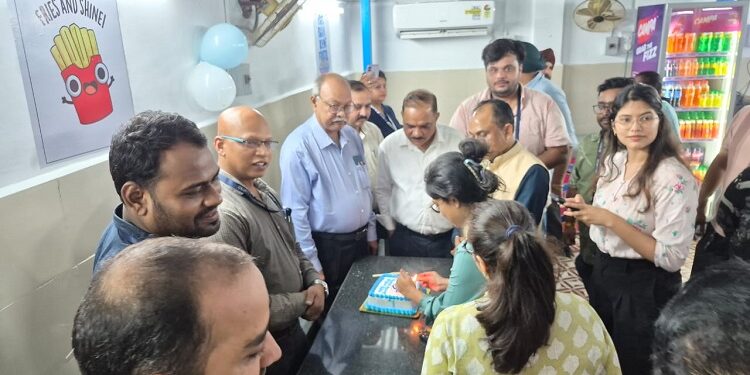 Jamshedpur canteen inauguration : फील्ड मेंटेनेंस इलेक्ट्रिकल के सर्विस एंड ट्रांसमिशन में खुला नया क्वालिटी सर्विस फूड आउटलेट कैंटीन, विभागीय प्रमुख व अन्य अतिथियों ने किया कैंटीन का उद्घाटन Jamshedpur canteen inauguration : फील्ड मेंटेनेंस इलेक्ट्रिकल के सर्विस एंड ट्रांसमिशन में खुला नया क्वालिटी सर्विस फूड आउटलेट कैंटीन, विभागीय प्रमुख व अन्य अतिथियों ने किया कैंटीन का उद्घाटन