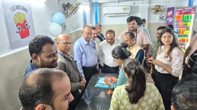 Jamshedpur canteen inauguration : फील्ड मेंटेनेंस इलेक्ट्रिकल के सर्विस एंड ट्रांसमिशन में खुला नया क्वालिटी सर्विस फूड आउटलेट कैंटीन, विभागीय प्रमुख व अन्य अतिथियों ने किया कैंटीन का उद्घाटन