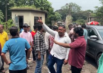 Jamshedpur incab workers protest : इन्कैब कंपनी कर्मियों के बकाये के भुगतान पर उठे सवाल, आंदोलित कर्मचारियों ने कंपनी के समक्ष किया प्रदर्शन, बकाये के भुगतान में पारदर्शिता लाने की उठाई मांग