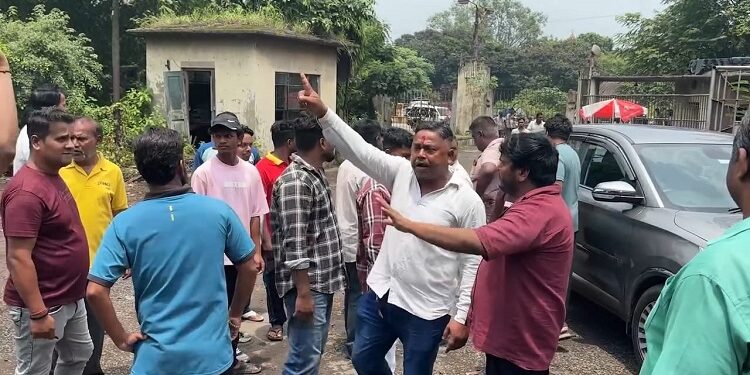 Jamshedpur incab workers protest : इन्कैब कंपनी कर्मियों के बकाये के भुगतान पर उठे सवाल, आंदोलित कर्मचारियों ने कंपनी के समक्ष किया प्रदर्शन, बकाये के भुगतान में पारदर्शिता लाने की उठाई मांग