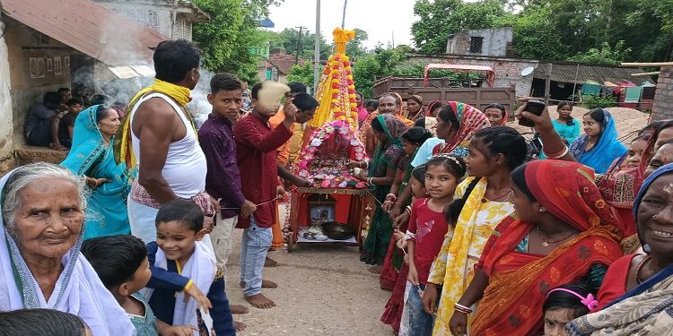 Jamshdepur rural bahragora rath yatra : बहरागोड़ा के मधुआबेड़ा गांव में रथ पर सवार होकर भगवान जगन्नाथ पहुंचे मौसीबाड़ी, भारी बारिश के कारण देर से निकली रथ यात्रा