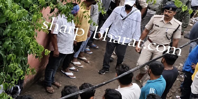 Adityapur Krishna gope brought to adityapur : रांची के होटवार जेल में बंध कृष्णा गोप को पिता के अंतिम दर्शन के लिए लाया गया आदित्यपुर, पिता के निधन के पश्चात कड़ी सुरक्षा में रांची से लाया गया आदित्यपुर Adityapur Krishna gope brought to adityapur : रांची के होटवार जेल में बंध कृष्णा गोप को पिता के अंतिम दर्शन के लिए लाया गया आदित्यपुर, पिता के निधन के पश्चात कड़ी सुरक्षा में रांची से लाया गया आदित्यपुर