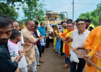 Jamshedpur rural chakulia rath yatra : चाकुलिया में बारिश पर भारी दिखी श्रद्धालुओं की आस्था, प्रभु जगन्नाथ के दर्शन के लिए पहुंचे लोगों ने की पूजा-अर्चना Jamshedpur rural chakulia rath yatra : चाकुलिया में बारिश पर भारी दिखी श्रद्धालुओं की आस्था, प्रभु जगन्नाथ के दर्शन के लिए पहुंचे लोगों ने की पूजा-अर्चना