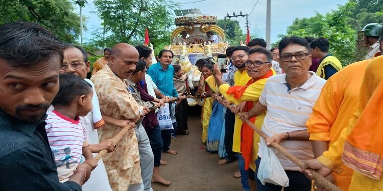 Jamshedpur rural chakulia rath yatra : चाकुलिया में बारिश पर भारी दिखी श्रद्धालुओं की आस्था, प्रभु जगन्नाथ के दर्शन के लिए पहुंचे लोगों ने की पूजा-अर्चना